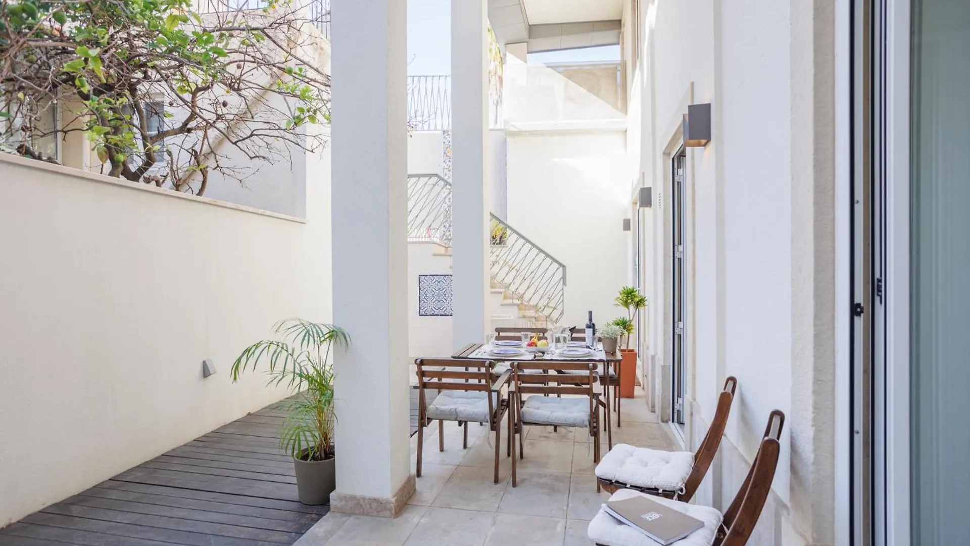 Lisbon Sunny Terrace Lapa Santos Apartment