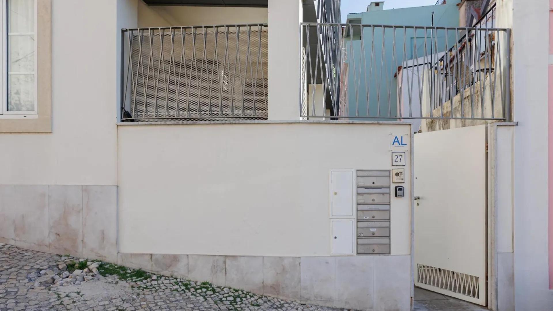 Lisbon Sunny Terrace Lapa Santos Apartment 0*,